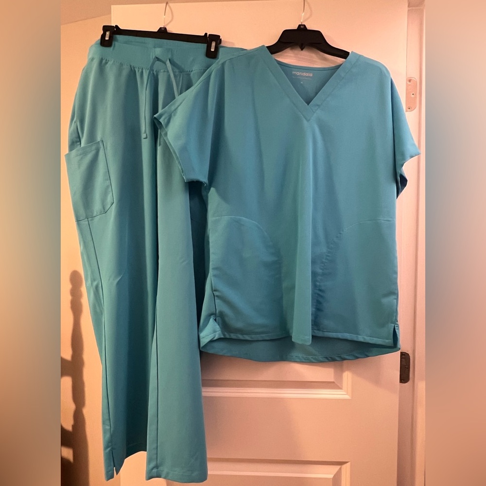 Mandala Women’s XL Turquoise Scrub Set